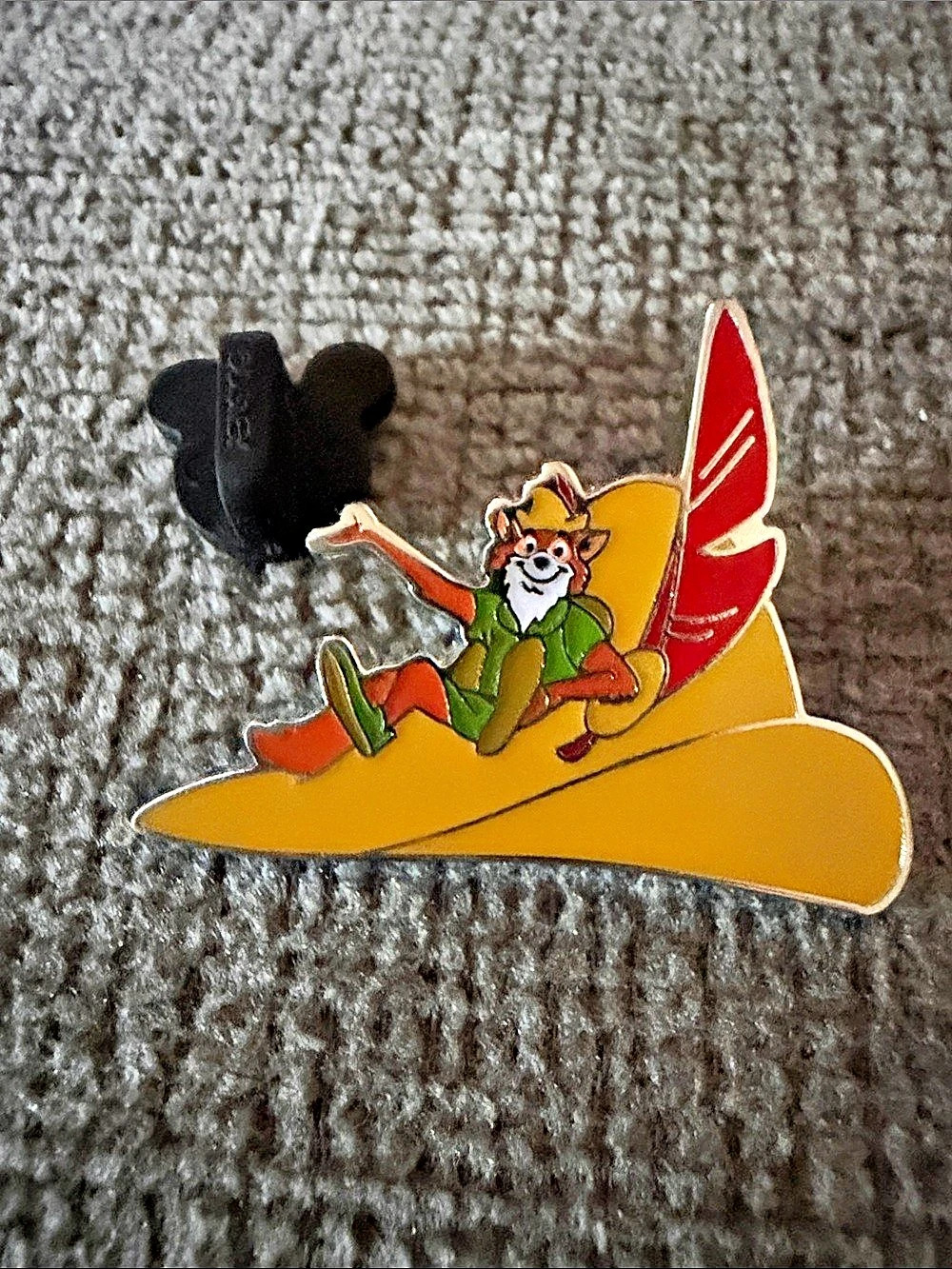 Disney Robin hood hat pin Yellow & Red